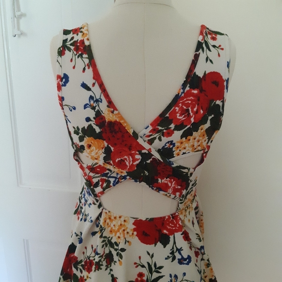 DECA'S USA fit & flare floral dress - Picture 3 of 8